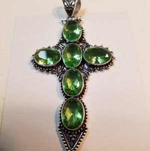 BEAUTIFUL CROSS PENDANT NWOT